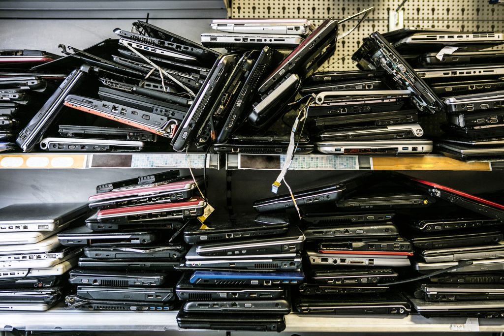 BT Varlık Elden Çıkarma Çözümleri 1 pile of old discarded laptops on shelf 2023 11 27 05 31 26 utc